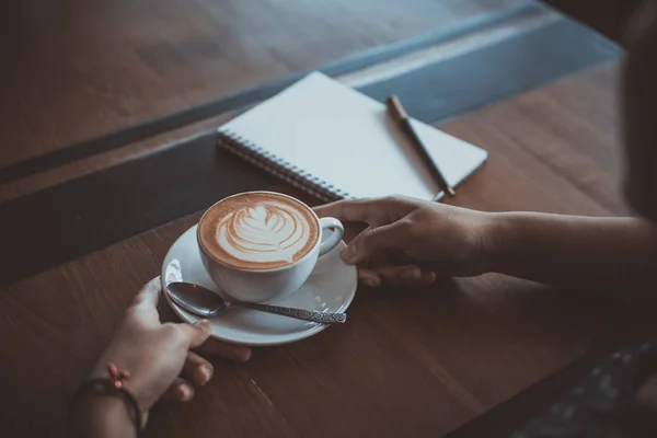 木製の机のコーヒー ショップ カフェ ヴィンテージ色のトーンのコーヒー カフェラテ アートのカップ — ストック写真