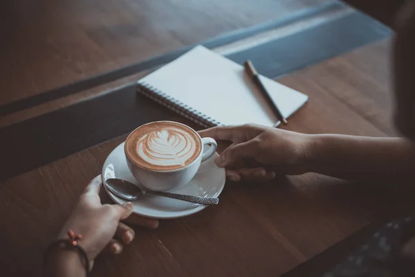 Kopp Kaffe Latte Art Trä Skrivbord Kafé Café Vintage Färgtonen — Stockfoto