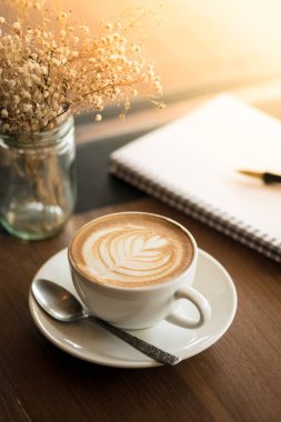 fincan kahve latte art Tarih ahşap resepsiyon kafede kafe vintage renk tonu