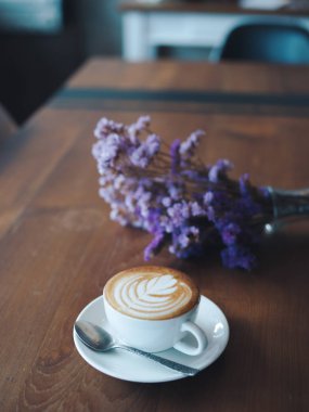 fincan kahve latte art Tarih ahşap resepsiyon kafede kafe vintage renk tonu