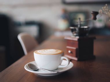 fincan kahve latte art ahşap resepsiyon kafede kafe Tarih