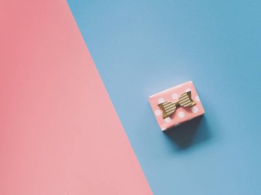 hediye kutusu renk kağıt üzerinde