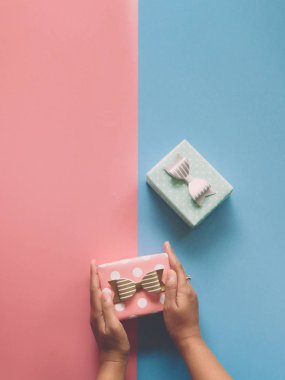 hediye kutusu renk kağıt üzerinde