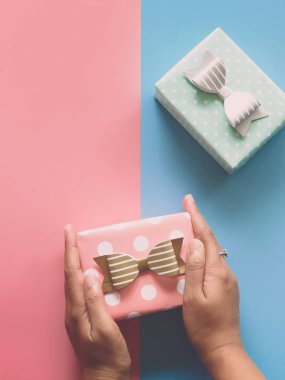 hediye kutusu renk kağıt üzerinde