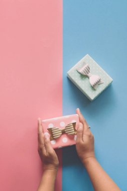 hediye kutusu renk kağıt üzerinde