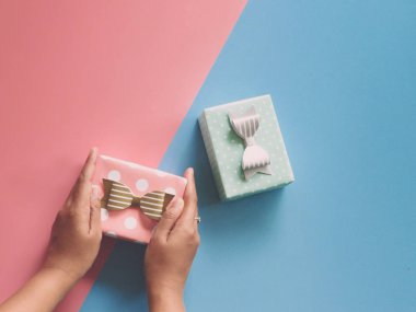 hediye kutusu renk kağıt üzerinde