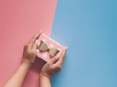 hediye kutusu renk kağıt üzerinde