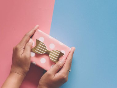 hediye kutusu renk kağıt üzerinde