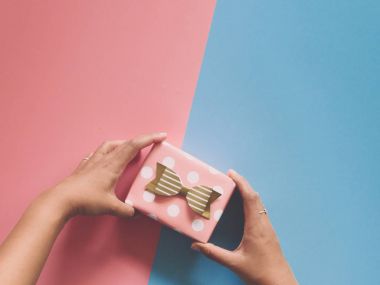 hediye kutusu renk kağıt üzerinde