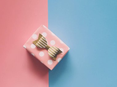 hediye kutusu renk kağıt üzerinde