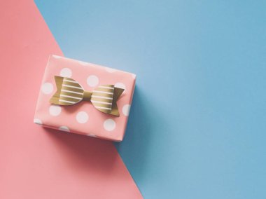 hediye kutusu renk kağıt üzerinde