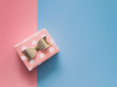 hediye kutusu renk kağıt üzerinde