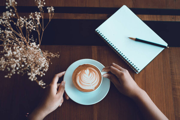 чашка кофе латте искусства на деревянном столе кафе кафе
