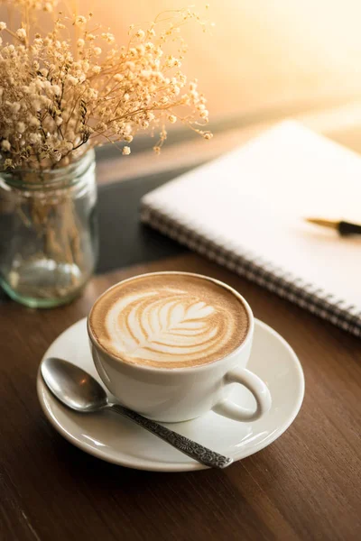 fincan kahve latte art Tarih ahşap resepsiyon kafede kafe vintage renk tonu