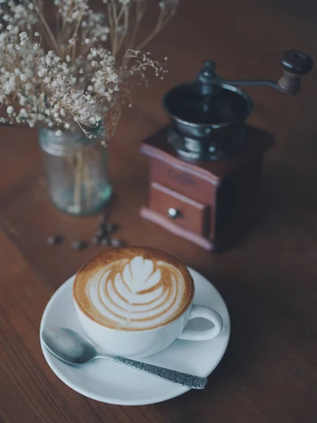 Tasse de café latte art sur le café de bureau en bois café — Photo