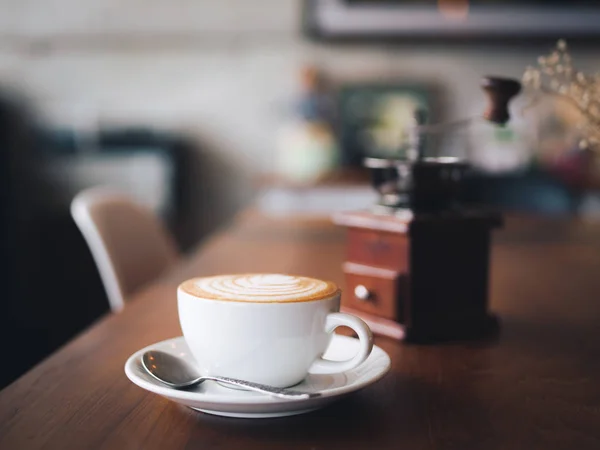 Šálek kávy latte art na dřevěný stůl kavárně café — Stock fotografie