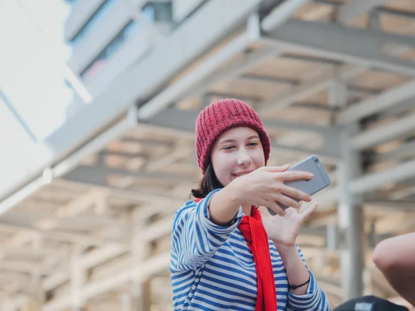 Young woman torist traveling on the city — Stock Photo, Image