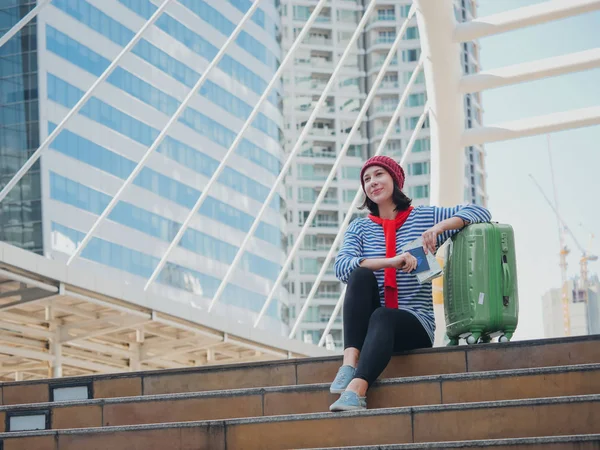 Jeune femme toriste voyageant sur la ville — Photo