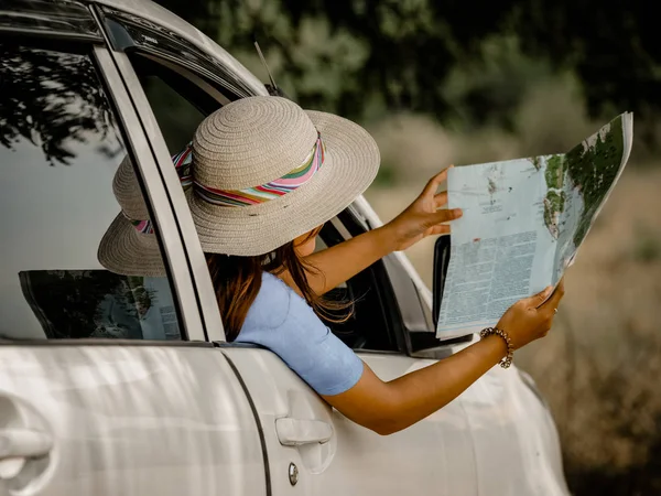 Chica asiática en coche con mapa concepto de viaje —  Fotos de Stock