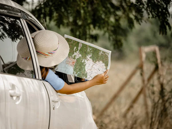 Chica asiática en coche con mapa concepto de viaje —  Fotos de Stock