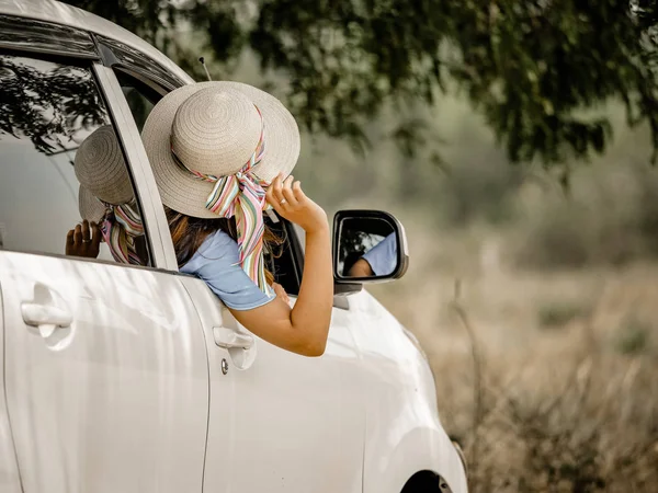 Chica asiática en coche con mapa concepto de viaje —  Fotos de Stock