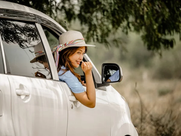 Chica asiática en coche con mapa concepto de viaje —  Fotos de Stock