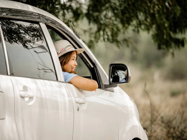 Chica asiática en coche con mapa concepto de viaje —  Fotos de Stock
