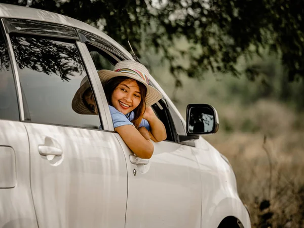 Menina asiática no carro com conceito de viagem mapa — Fotografia de Stock