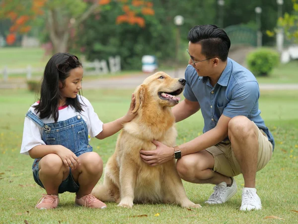 Ázsiai férfi és a lány kutya, golden retriever, Park — Stock Fotó