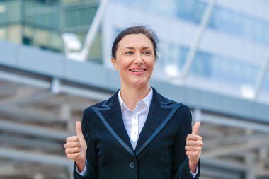 Akıllı iş kadını açık ve yapım başparmak ha ayakta