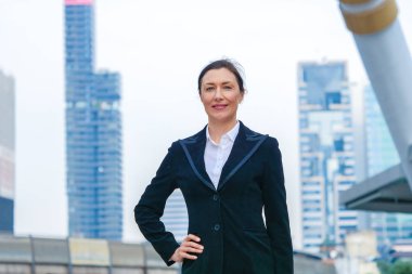 Akıllı iş kadını, açık duran.