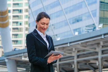 Akıllı iş kadını tablet, açık kullanma.