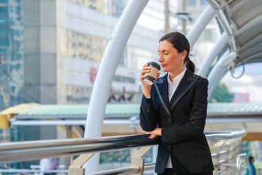 Akıllı iş kadını tablet, açık kullanma.