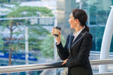 Akıllı iş kadını tablet, açık kullanma.