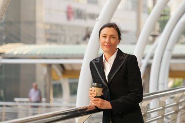 Akıllı iş kadını tablet, açık kullanma.