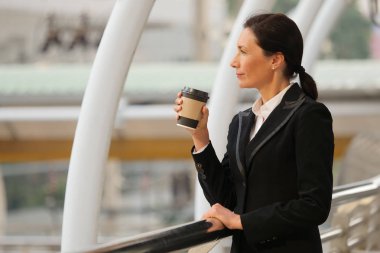 Akıllı iş kadını tablet, açık kullanma.