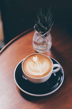 Barista elini kapat ve bir fincan kahve yap..