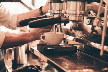 Barista elini kapat ve bir fincan kahve yap..