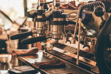 Barista elini kapat ve bir fincan kahve yap..