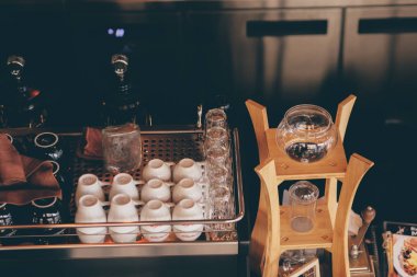 Kafede kahve makinesini kapat.