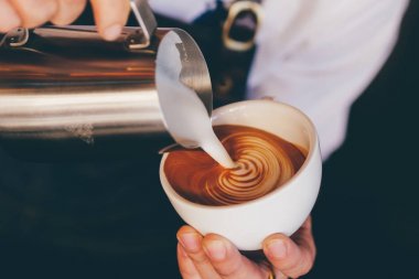 Barista elini kapat ve bir fincan kahve yap..