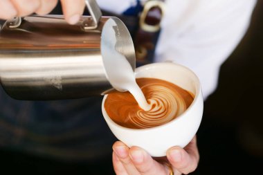 Barista elini kapat ve bir fincan kahve yap..