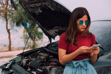 Çünkü arabasını s Asain kadın duygu kötü onu sırasında seyahat