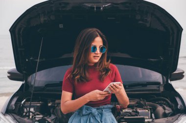 Çünkü arabasını s Asain kadın duygu kötü onu sırasında seyahat