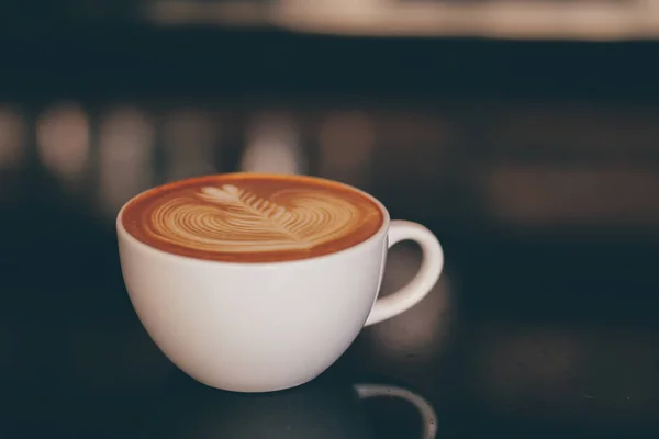 Крупним планом рука бариста робить чашку кави . — стокове фото