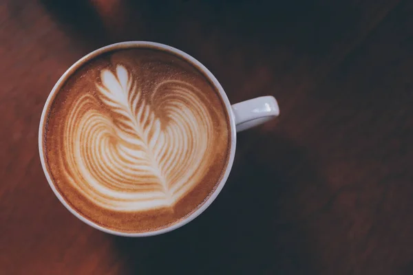 Närbild barista hand gör en kopp kaffe. — Stockfoto