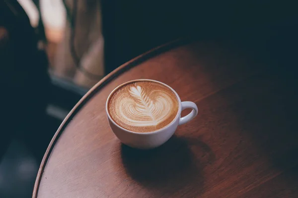 Fermer main barista faire une tasse de café. — Photo