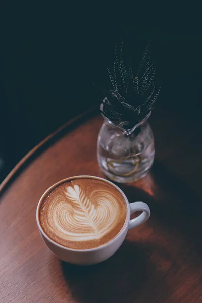 Close up barista mão fazendo uma xícara de café. — Fotografia de Stock