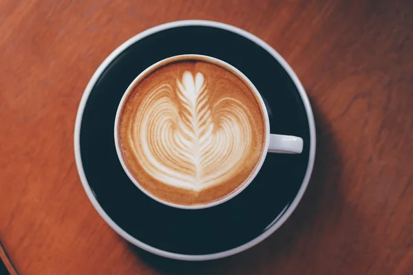 Närbild barista hand gör en kopp kaffe. — Stockfoto