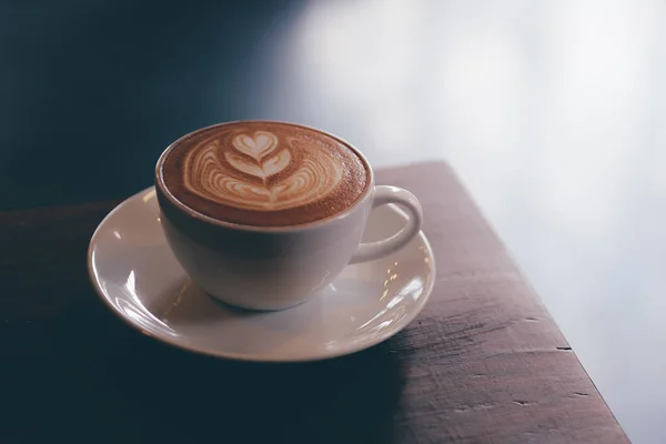 Fermer main barista faire une tasse de café. — Photo